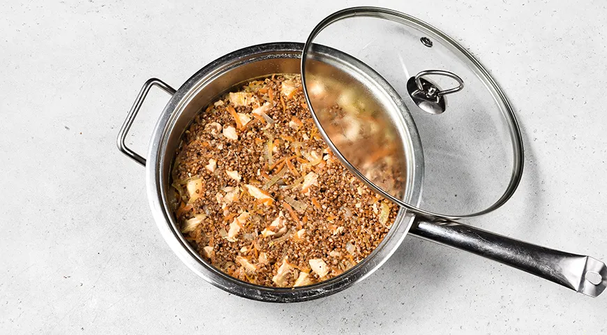 Гречка с курицей на сковороде