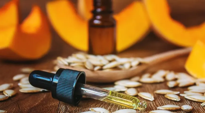 Из-за высокой концентрации полезных жиров тыквенное масло применяют в медицине, например, для снижения высокого уровня холестерина 