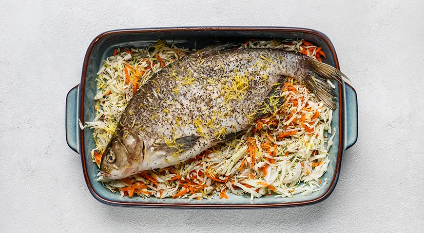 Лещ, запеченный с капустой в духовке