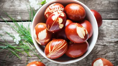 Красим яйца на Пасху свеклой, капустой и кофе: используем только натуральные красители