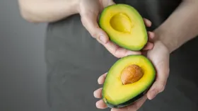 Как чистить авокадо и что полезного сделать с косточкой