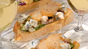 Рецепты с твёрдыми сырами, фруктами и хлебом