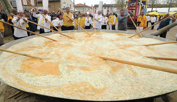 15 традиций католической Пасхи: показы мод, детективы и гигантские омлеты