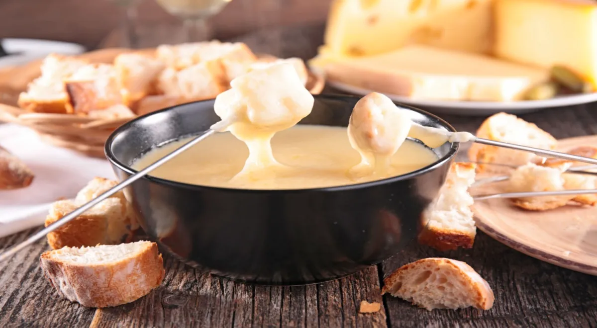Всемирный день сырного фондю: почему блюдо швейцарских крестьян любят во всем мире