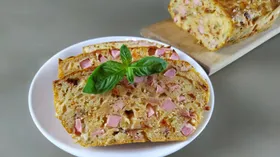 Закусочный кекс с вялеными томатами и копченой курицей