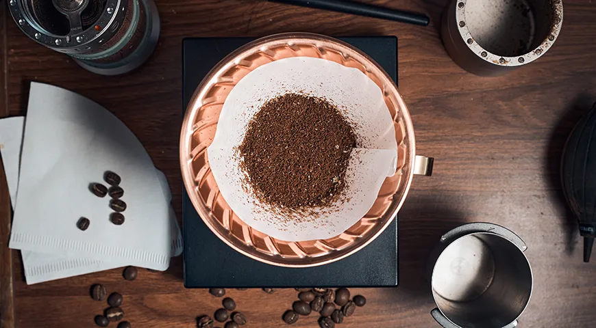 Для фильтр-кофе подходит крупный помол — по размеру частиц он напоминает тростниковый сахар. Если он будет слишком мелким, вода застоится в кофеварке