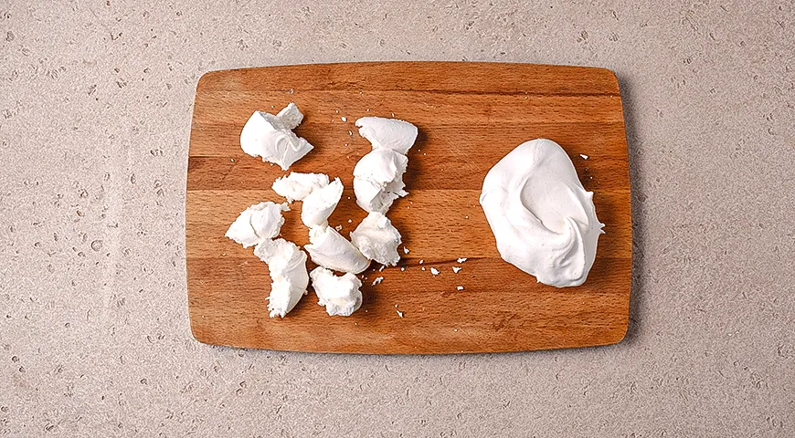 Итон месс с ягодами и мороженым