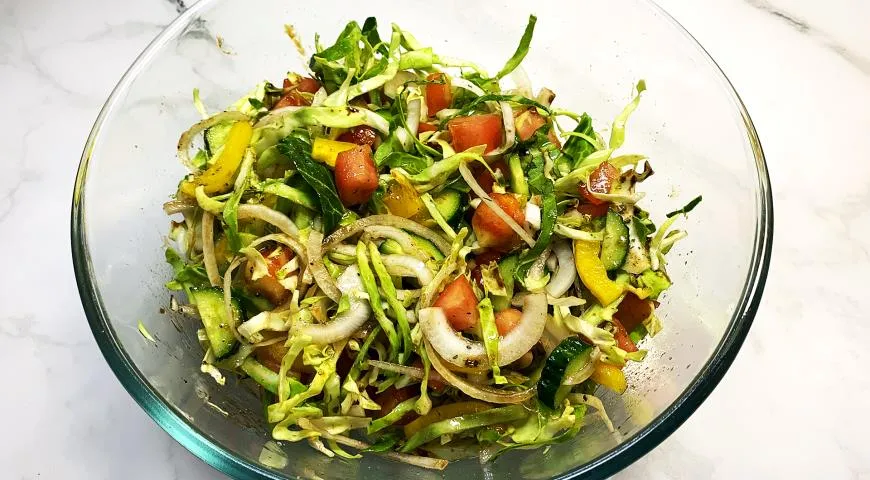 Салат с молодой капустой и овощами