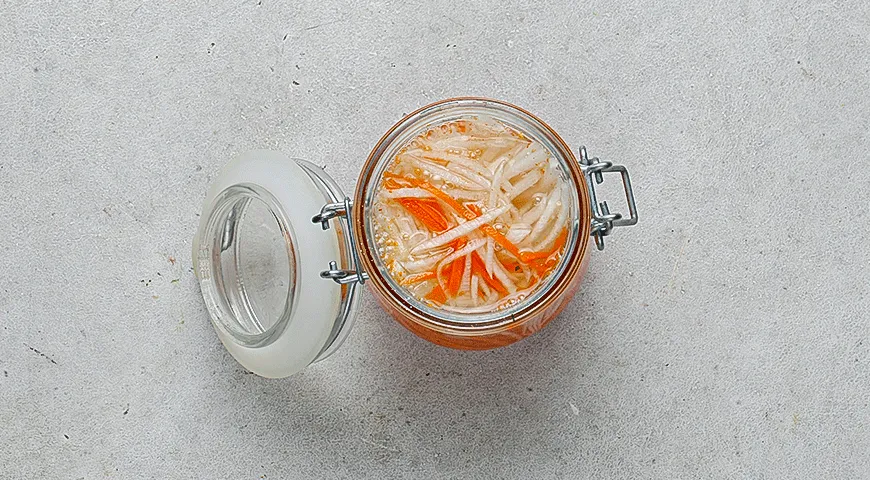 Острый сэндвич с паштетом и маринованными овощами