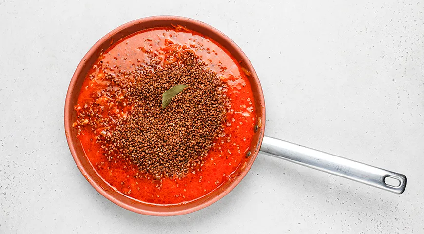 Гречка с тушёнкой и томатной пастой (на сковороде)