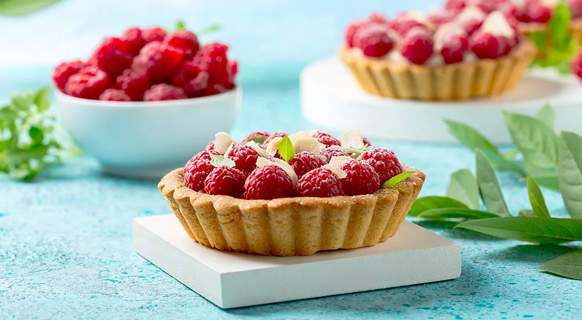 Пирожное «Корзиночка» с малиной