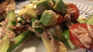 Салат с консервированным тунцом, огурцами, кукурузой и яйцом : Салаты