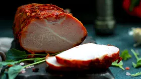 Запеченный свиной ошеек в томатном маринаде