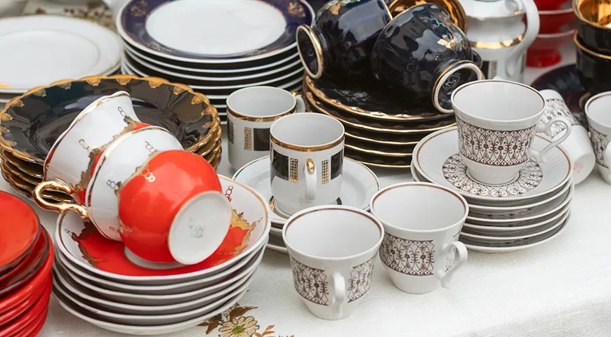Вернисажи и антикварные рынки – популярные площадки, где можно приобрести винтажную посуду