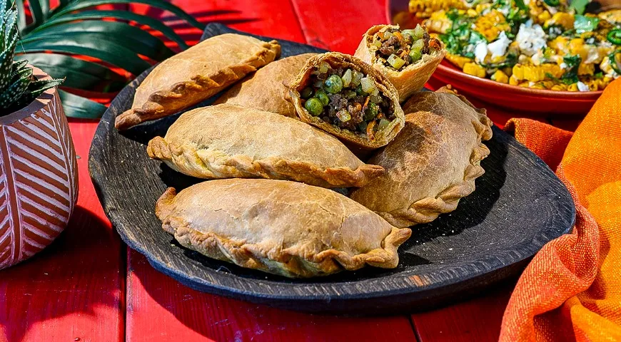 Пирожки эмпанадас с мясной начинкой