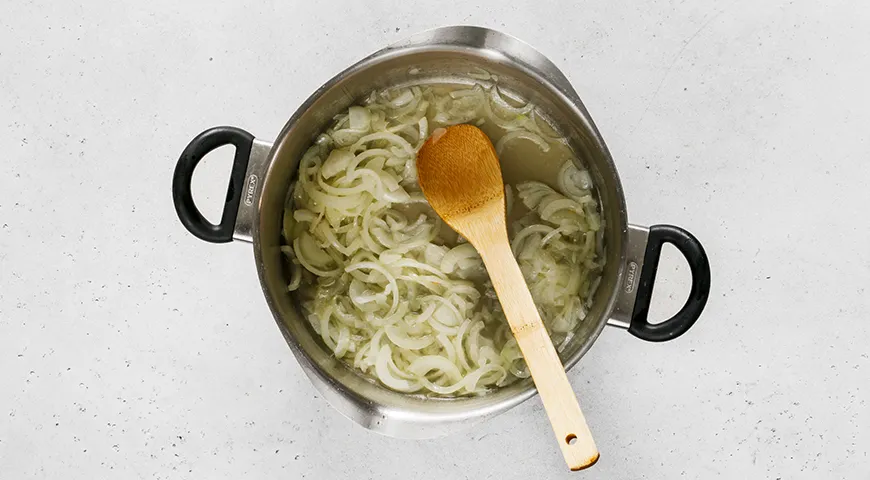 Капуста с луком и морковкой на сковороде по-домашнему