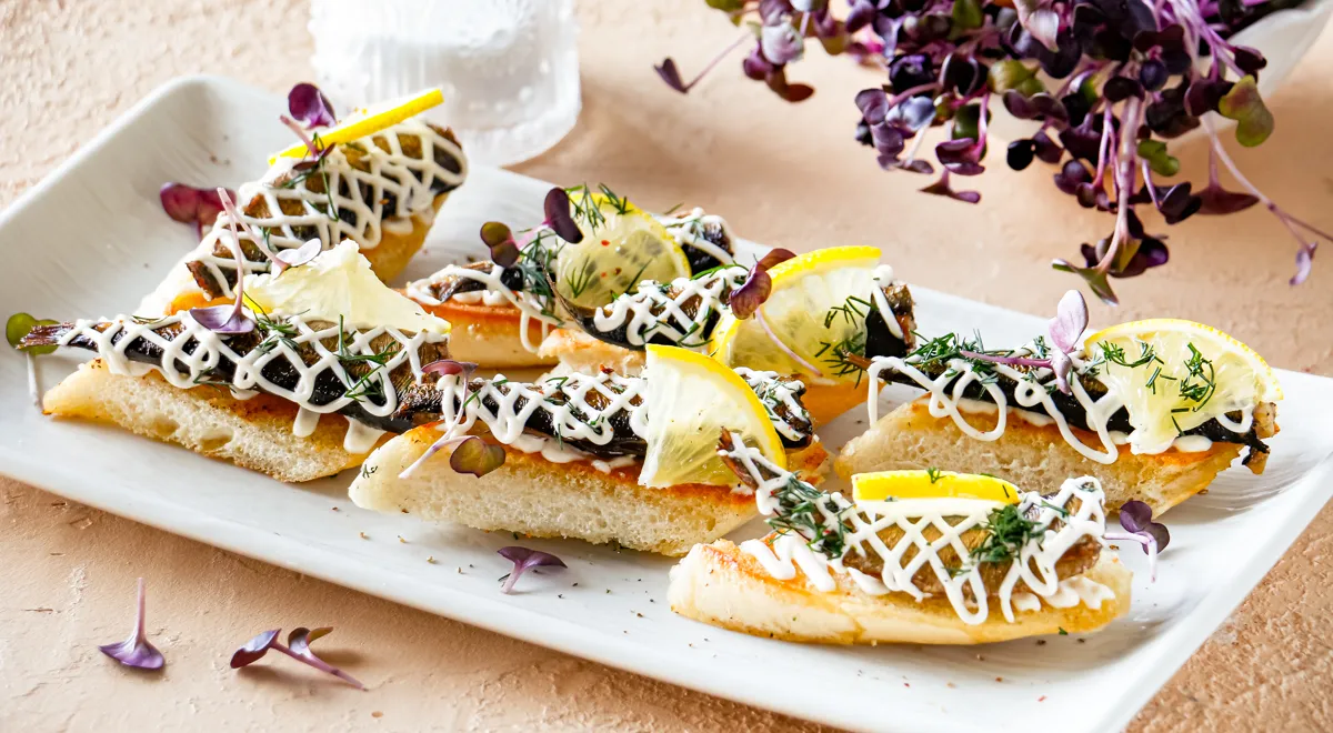 Рецепт бутербродов со шпротами и лимоном