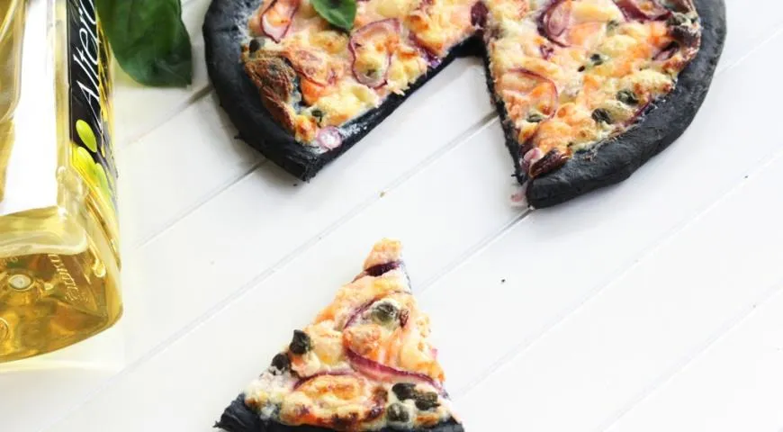 Блюдо дня: Black pizza с лососем