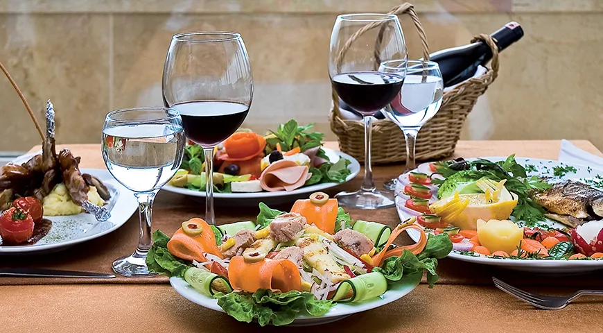 Средиземноморскую диету трудно назвать диетой: сплошное удовольствие. Но если хотите похудеть – не налегайте на вино!