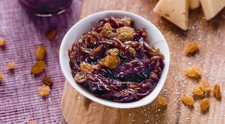 Конфитюр из сладкого лука с изюмом