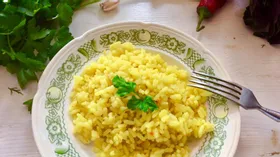 Жёлтый рис с чесноком