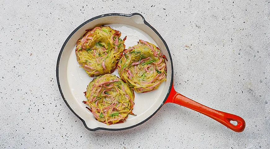 Картофельные гнезда с яйцом и колбасой