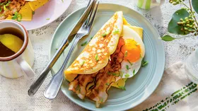 Панкейки из вафельного теста с яйцом, беконом и зеленым луком