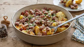 Картошка с охотничьими колбасками в духовке