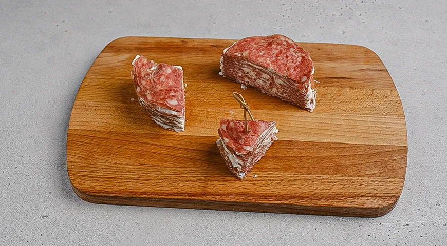 Канапе из салями с сыром