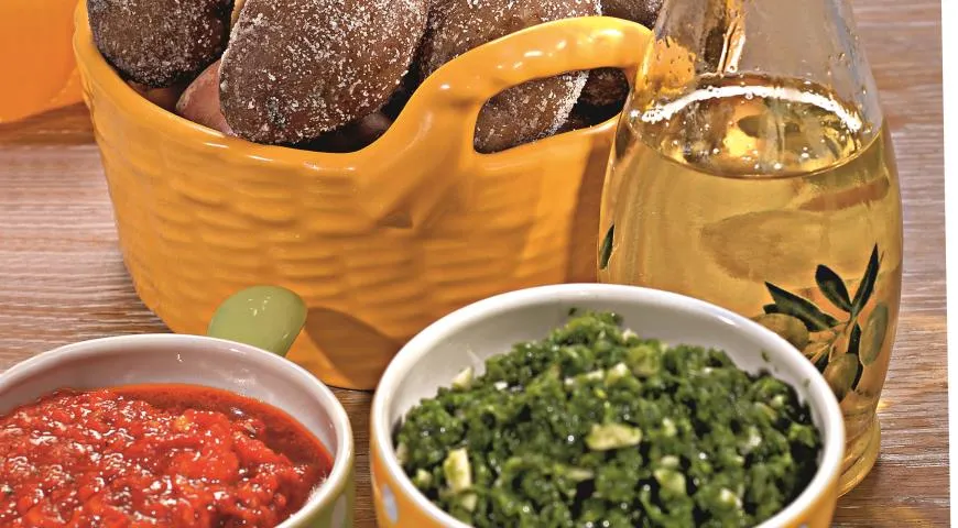 Картофель с соусами мохо