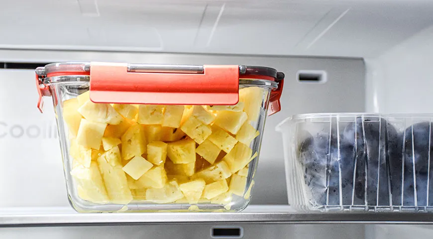 Нарезанный кусочками ананас можно хранить в холодильнике, в контейнере с крышкой 