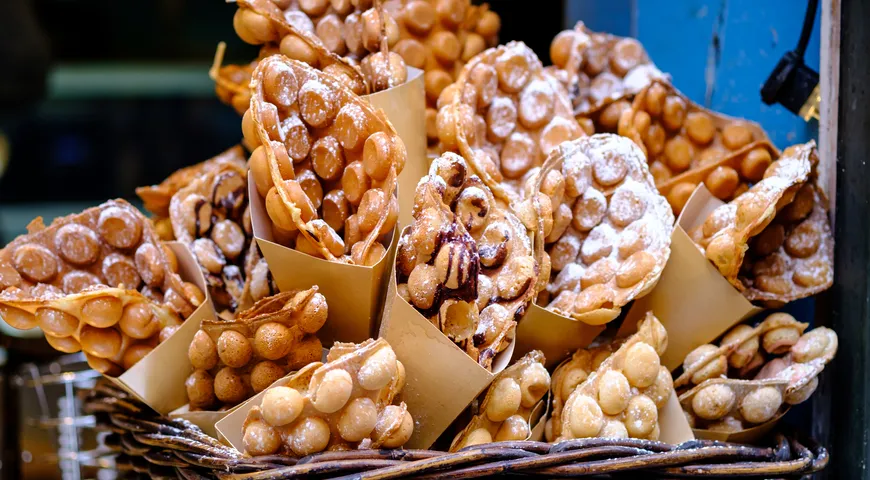 Аутентичная подача — сворачивание горячей вафли в конус прямо при покупателе