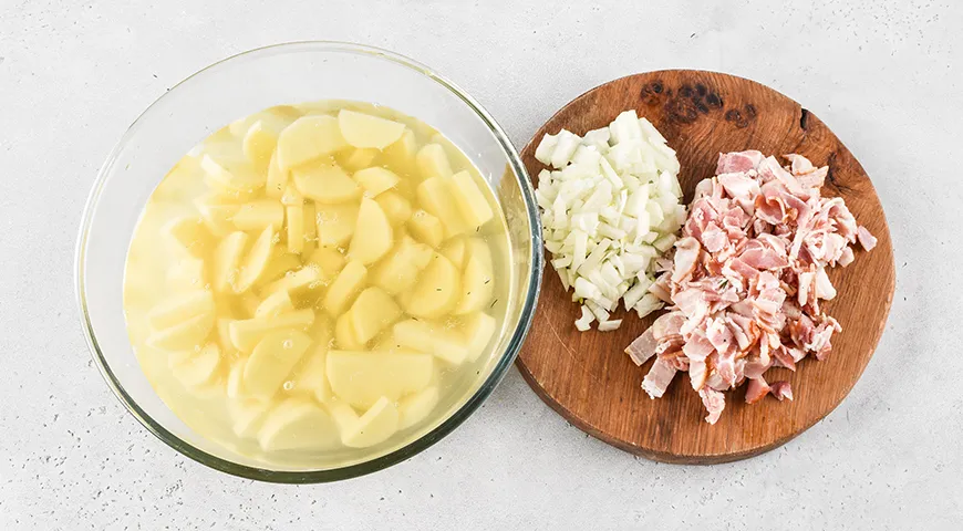 Картошка, тушенная с беконом и сметаной