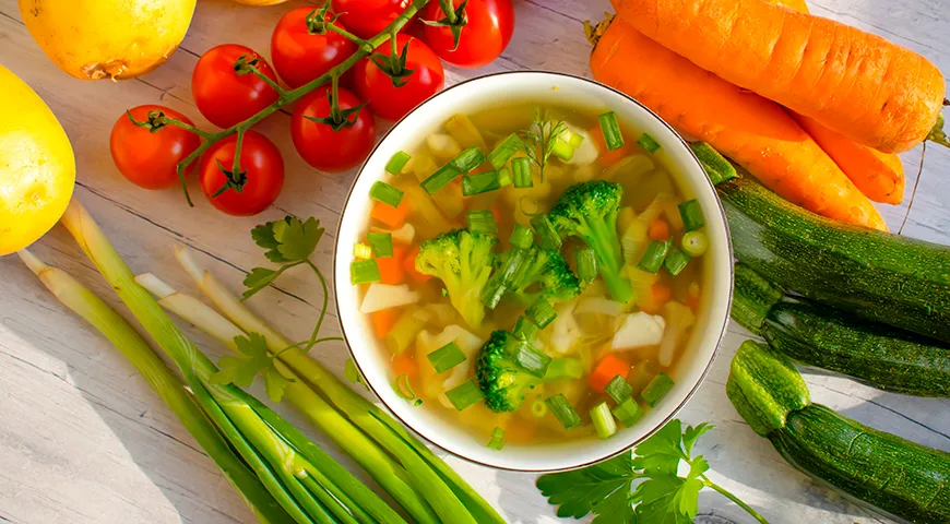 Рекомендуемая суточная норма потребления овощного супа для взрослых составляет 300–400 г