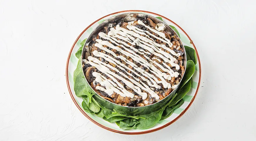 Слоёный салат с курицей, грибами, помидорами и сыром