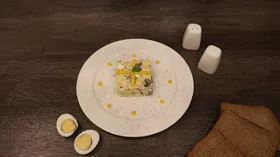 Салат с курицей, яйцами и овощами