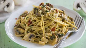Спагетти с грибами и сливочным соусом