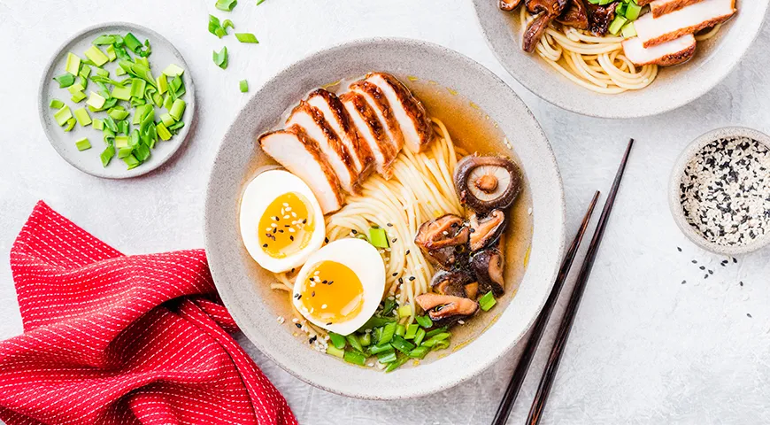 В Японии куриные яйца всмятку добавляют в рамэн для смягчения вкуса бульона