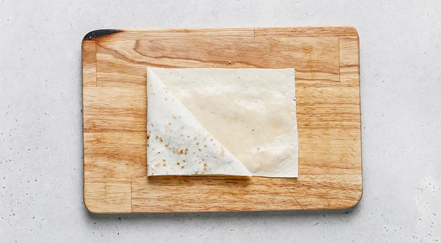 Конвертики из лаваша с яйцами и сыром