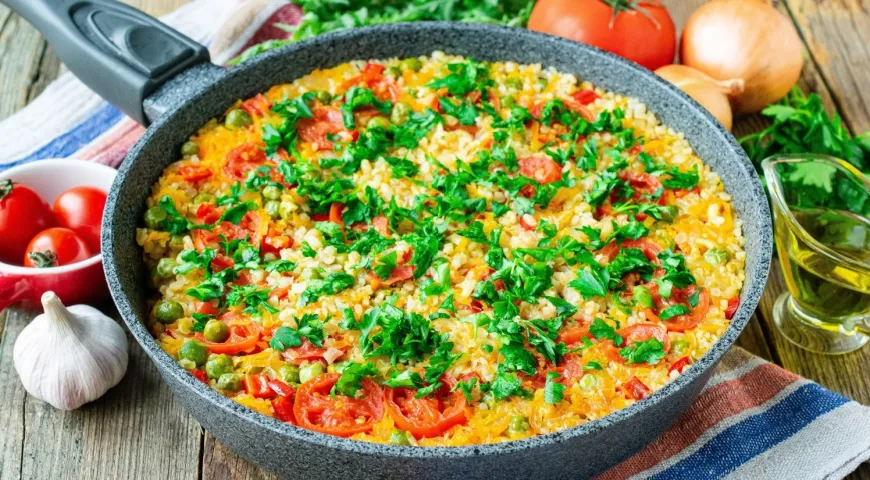 Гороховая каша с овощами на сковороде