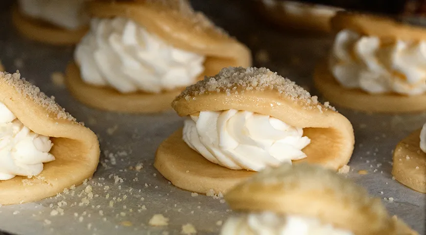 Для сочников подходит полужирный или жирный (5–18%) творог: натуральный, без растительных жиров, свежий и, что очень важно, сухой