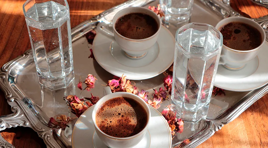 В заведениях подают воду к американо для того, чтобы вкус напитка раскрылся ярче