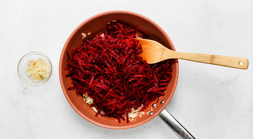 Жареная икра из свеклы на сковороде