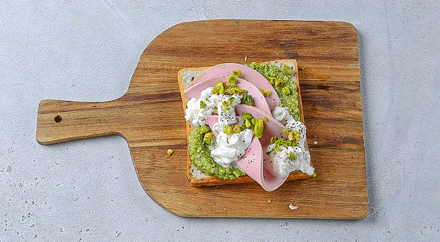 Тост с вареной колбасой, страчателлой и фисташками