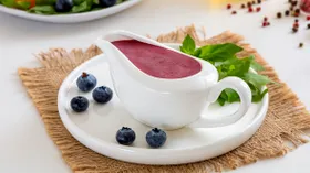 Пряный соус из голубики к мясу