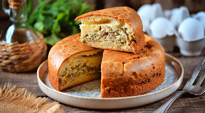 На Руси пироги пекли с мясной начинкой, с рыбой, грибами, крупами, яйцами — как с отдельными продуктами, так и с их сочетаниями