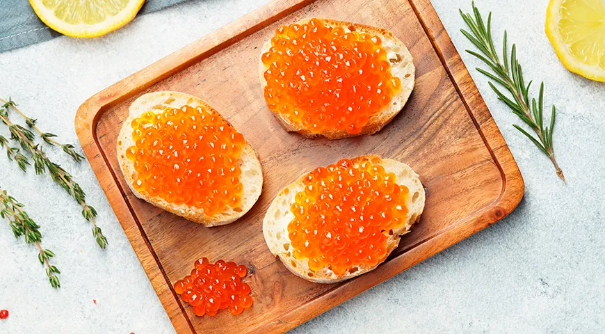 Бутерброды со сливочным маслом и икрой кеты