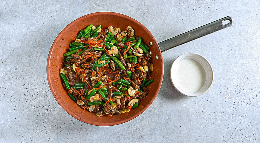 Говядина с лапшой и овощами