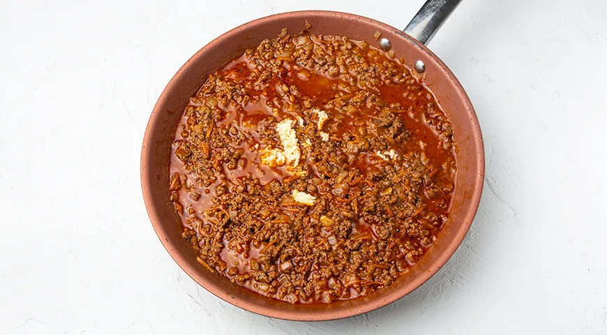 Подлива томатная с фаршем на сковороде