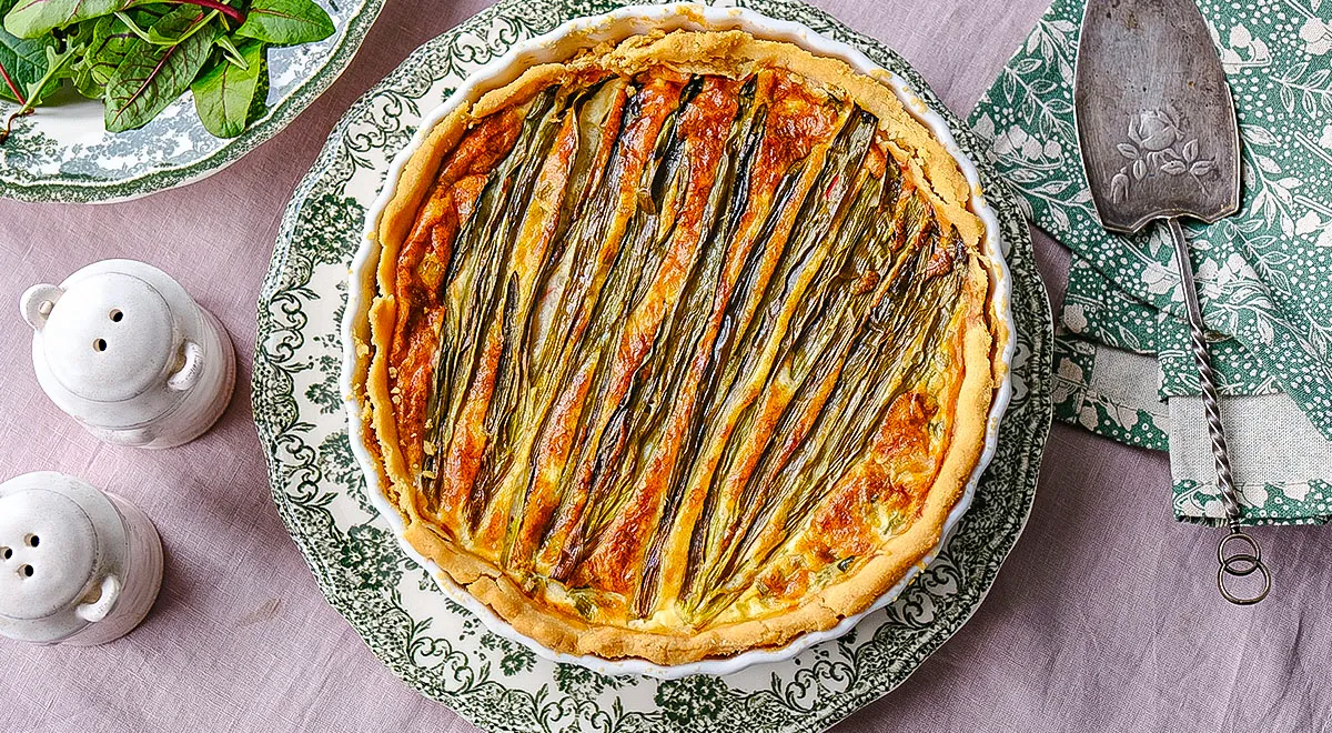 Рецепт пирога с зеленым луком и крабовыми палочками в заливке из сливок 20%